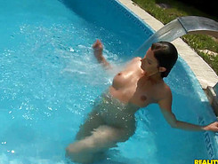 Красотка плавает голая в бассейне